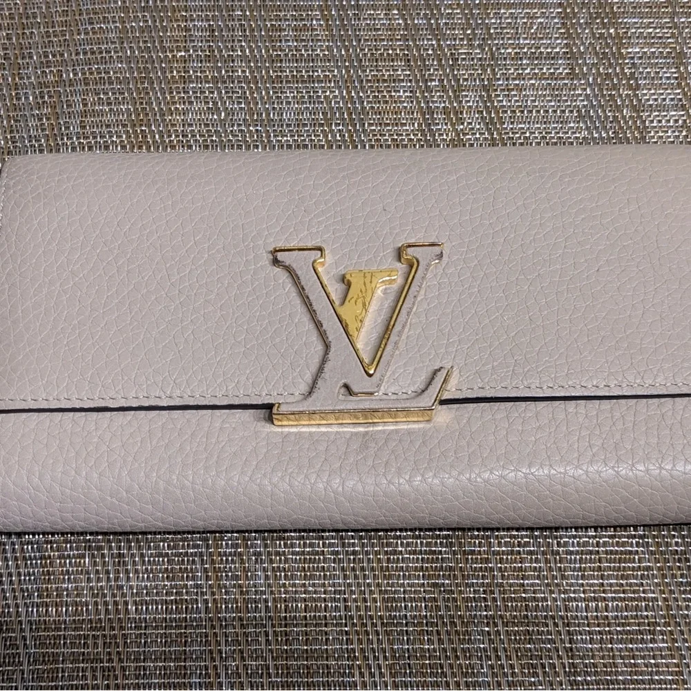 LOUIS VUITTON Capucines Wallet w/ Dust Sleeve - Picture 4 of 9